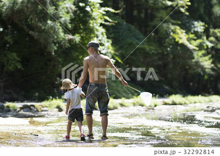 川で遊ぶ親子 川で遊ぶ親子 32292814