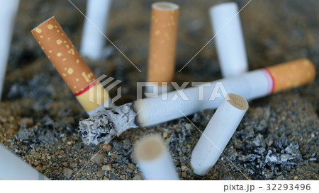 Cigarette burning in ashtray 32293496