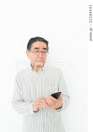 携帯電話を持つシニア男性 32294431