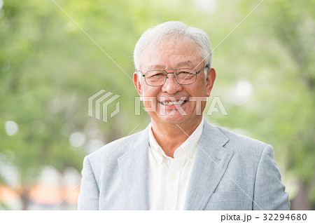 笑顔のシニア男性　新緑 32294680