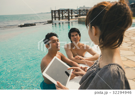 Digital nomad  32294946
