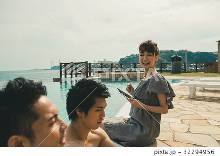 Digital nomad  32294956