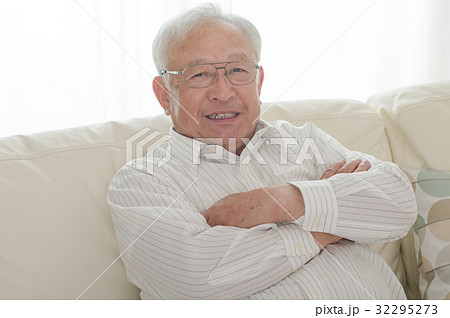 笑顔の日本人シニア男性 笑顔の日本人シニア男性 32295273