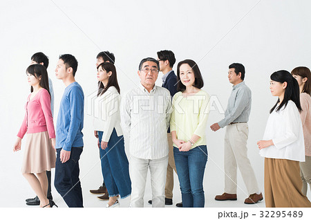 シニアカップルと人々 32295489