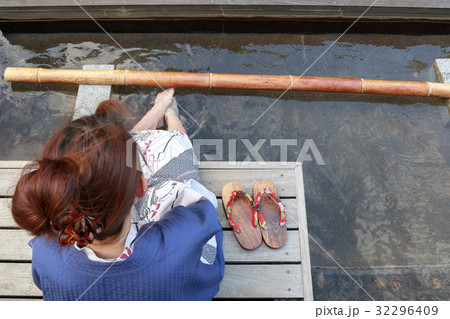銀山温泉　屋外の足湯に浸かる若い女性 32296409