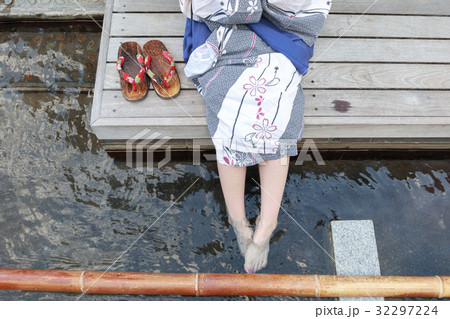 銀山温泉　屋外の足湯に浸かる若い女性 32297224