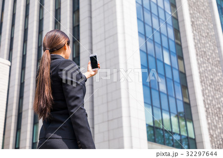 スマホで写真を撮る女性 スマホで写真を撮る女性 32297644