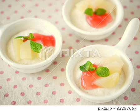 桃のムース ハンドルディッシュ (横位置ハイアングル) 桃のムース ハンドルディッシュ (横位置ハイアングル) 32297667