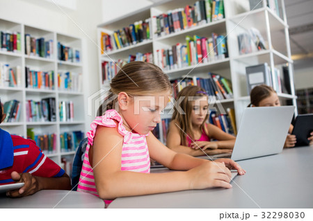 children using technology 32298030