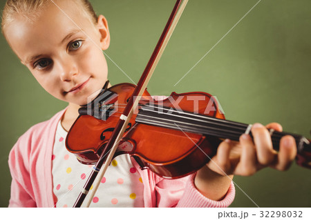 Girl playing the violin 32298032