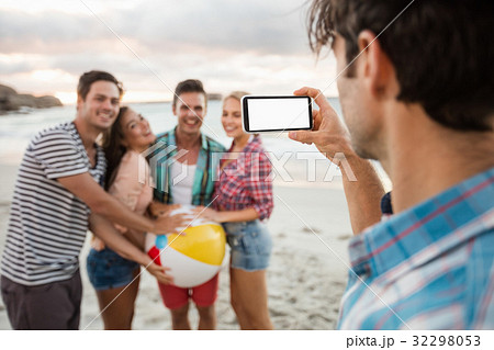 Friends taking a picture 32298053