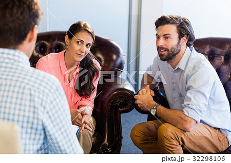 Psychologist helping a couple with relationship difficulties 32298106