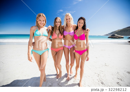 Portrait of friends posing at the beach 32298212