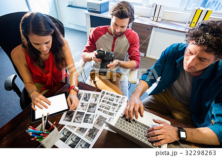 Colleagues working together 32298263
