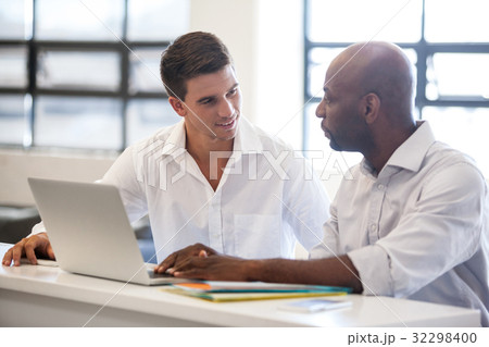 Colleagues working together with laptop 32298400