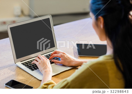 Businesswoman using a laptop 32298643