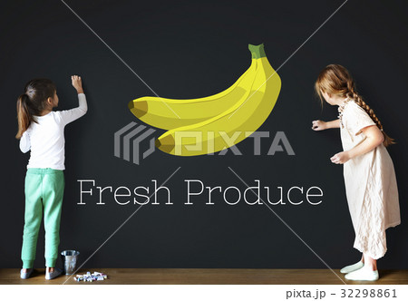 Children with illustration of fresh organic delicious banana Children with illustration of fresh organic delicious banana 32298861