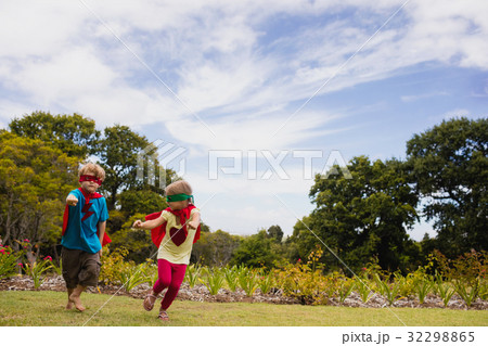 Children with superhero dress running and smiling 32298865