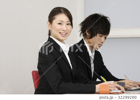 若いＯＬとビジネスマン 32299200