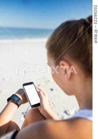 Fit woman on the beach 32299202