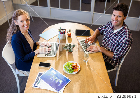 Colleagues using a tablet 32299931