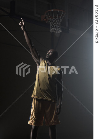 Basketball player pointing up with his finger 32300153