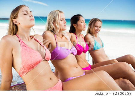 Portrait of friends posing at the beach Portrait of friends posing at the beach 32300258