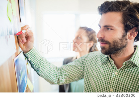 Thoughtful businesspeople 32300300