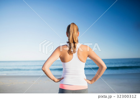 Fit woman on the beach Fit woman on the beach 32300312