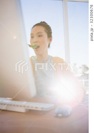 A beautiful businesswoman working A beautiful businesswoman working 32300676