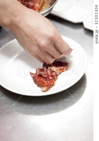 肉の盛り付け 肉の盛り付け 32301304