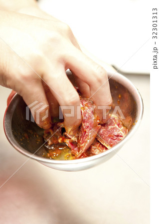 肉の仕込み 肉の仕込み 32301313