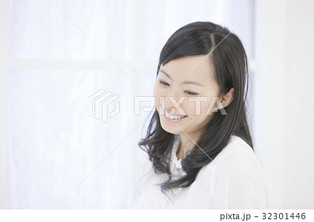 窓辺に立つ女性 32301446