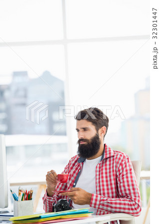 Hipster man is drinking a coffee 32301447
