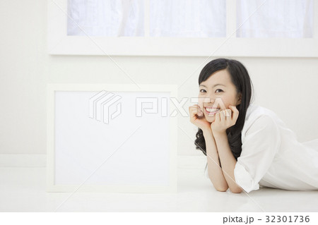 寝転んでいる女性とホワイトボード 32301736