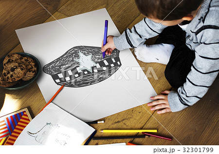 Children with a drawing of police hat 32301799