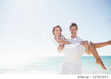 Handsome man holding his girlfriend 32302053