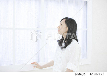 窓辺に立つ女性 窓辺に立つ女性 32302173