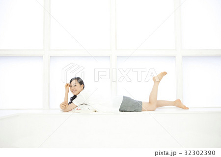 窓辺に寝そべる女性 窓辺に寝そべる女性 32302390
