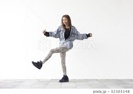 ダンスを踊る女性 32303148