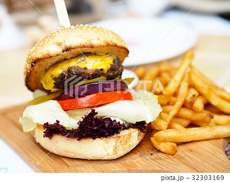バーガー ハンバーガー ハンブルグ 32303169