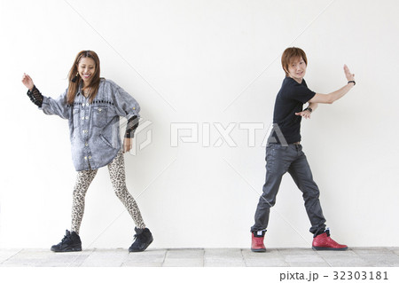 ダンスを踊る男性と女性 32303181