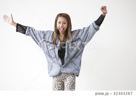 ダンスを踊る女性 32303267