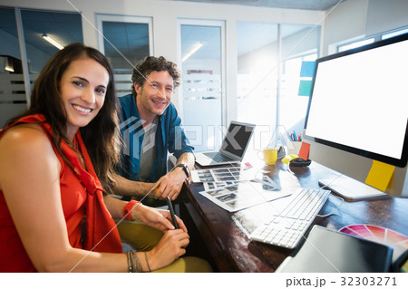 Colleagues using technology 32303271