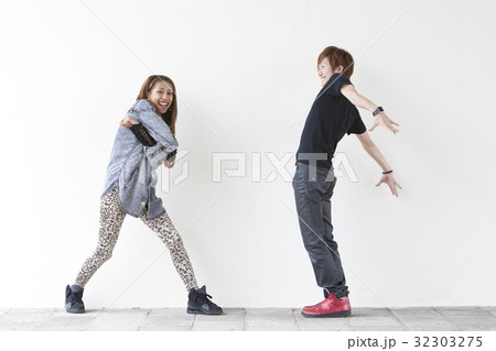 ダンスを踊る男性と女性 32303275