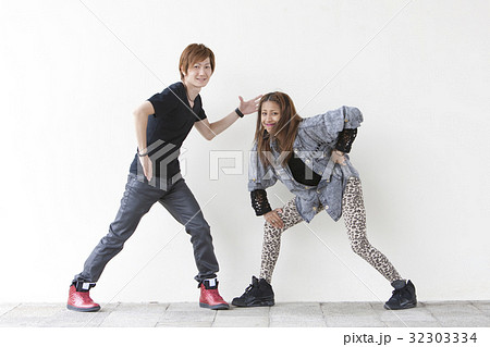 ダンスを踊る男性と女性 32303334