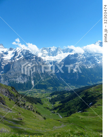 フィルストからグリンデルワルド・ヴェッターホルンの眺め フィルストからグリンデルワルド・ヴェッターホルンの眺め 32303474