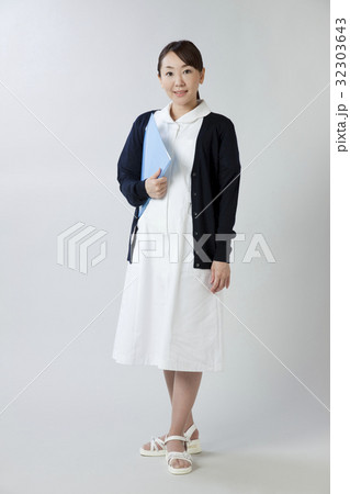 ファイルを抱える看護師 32303643