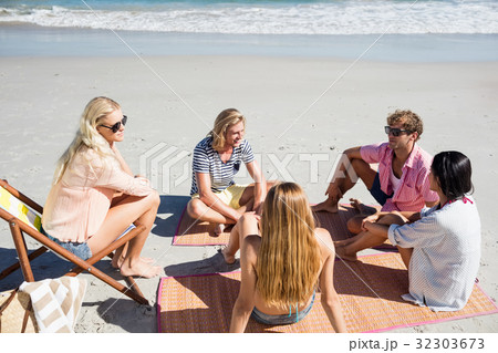 Friends lying on the beach 32303673