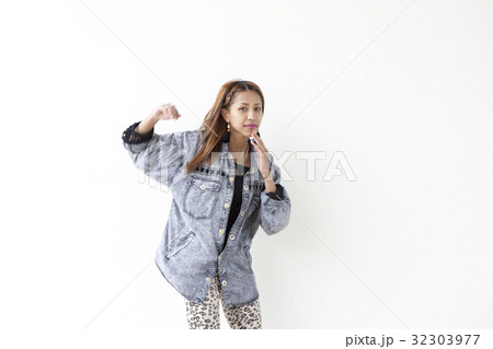 ダンスを踊る女性 32303977